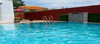 Sai Hill's Holiday's