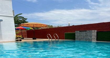 Sai Hill's Holiday's