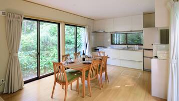 Maison Familiale, vue montagne | Restauration dans la chambre