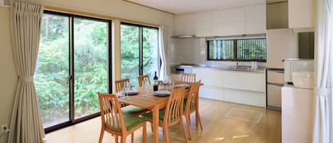 ファミリー ハウス マウンテンビュー | 客室内のダイニングエリア