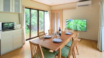 Rumah Keluarga, pemandangan gunung | Makan di kamar