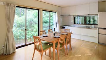 Rumah Keluarga, pemandangan gunung | Makan di kamar