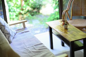 Family House, Mountain View | Living area | 19-inch Smart TV with digital channels - Kowakudani -Raku- (Hakone)