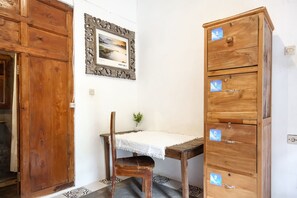Free WiFi, bed sheets - TwoSpaces Living at Wave And Chill House (Canggu)