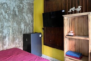 Deluxe Room | Free WiFi, bed sheets - TwoSpaces Living at Wave And Chill House (Canggu)