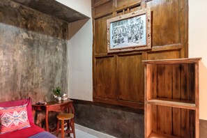 Standard Room | Free WiFi, bed sheets - TwoSpaces Living at Wave And Chill House (Canggu)