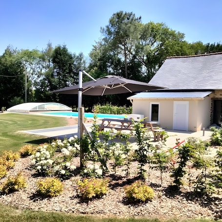 テラス / パティオ. Stone Cottage with Private Heated Pool in the Guéra Valley