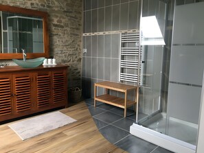 Douche, sèche-cheveux, serviettes fournies