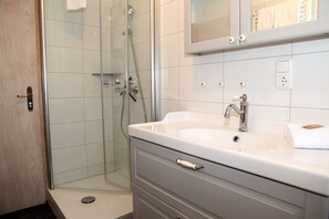 Shower - Upper deck port side - Historic vacation apartment with garden not far from Greetsiel (Greetsiel)