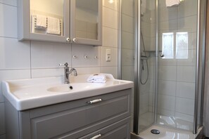Shower - Vacation apartment upper deck starboard with dog permit and garden near Greetsiel (Greetsiel)