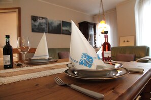 Dining - Vacation apartment upper deck starboard with dog permit and garden near Greetsiel (Greetsiel)