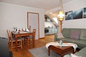 TV, books - Vacation apartment upper deck starboard with dog permit and garden near Greetsiel (Greetsiel)