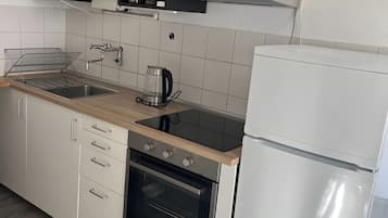 Køleskab, ovn, kogeplade, kaffe-/temaskine