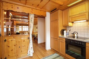 Fridge, microwave, oven, stovetop - Haus Dent Blanche, Apartment Castor (Zermatt)