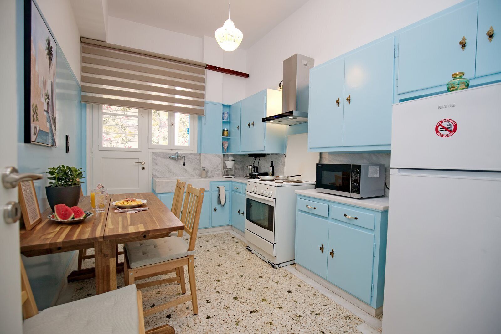 Microondas, horno y placa de cocina