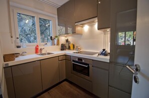 Kaffetrakter/tekoker, kjøleskap, mikrobølgeovn og kokeplater