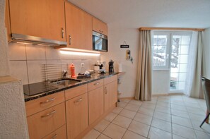 Fridge, oven, stovetop, coffee/tea maker - Chalet Aeschhorn, Studio Lord Douglas (Zermatt)