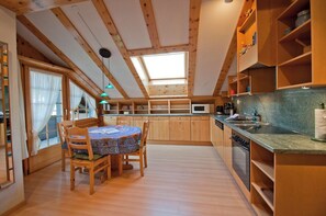Fridge, microwave, oven, stovetop - Haus Dent Blanche, Apartment Matterhorn (Zermatt)