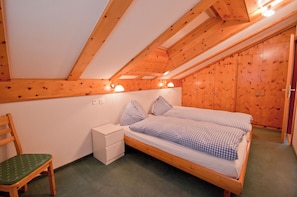 Tabla de planchar con plancha, wifi y ropa de cama