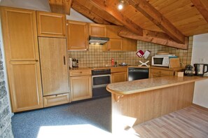 Fridge, microwave, oven, stovetop - Residence Bellevue, Apartment Alpina (Zermatt)