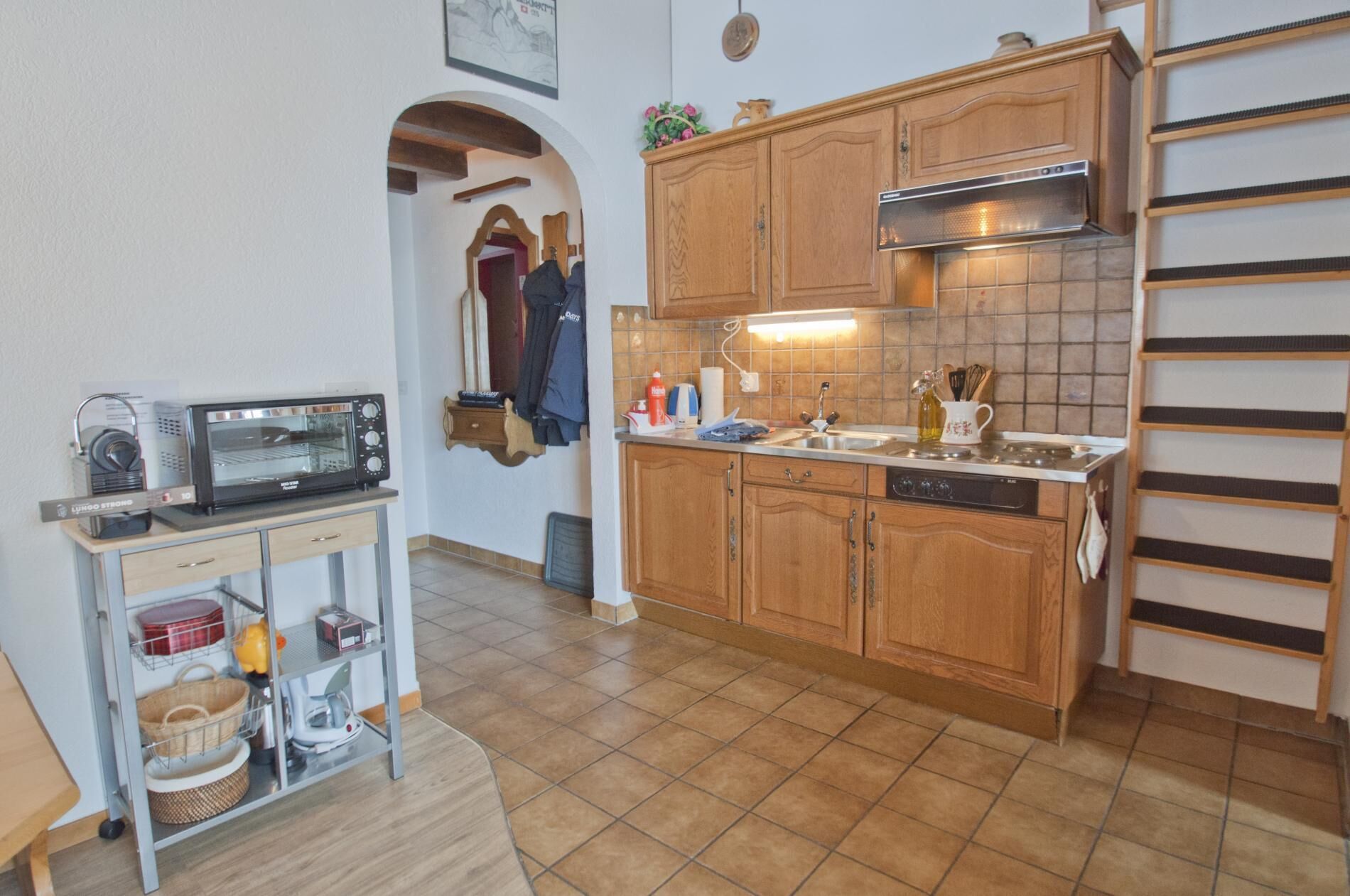 Kylskåp, spishäll och kaffe- och tebryggare