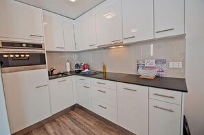 Fridge, stovetop, coffee/tea maker, cookware/dishes/utensils - Haus Bodmen C, Apartment Anemone (Zermatt)