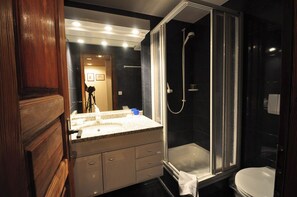 Shower, hair dryer, towels - Haus Tiefbach, Apartment Cervino (Zermatt)