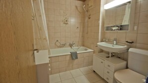 Une salle de bain avec une baignoire, un lavabo et des toilettes.