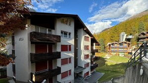 A multi-story building with balconies and a nameplate reading "AROLA". - Haus Arola, Apartment Hirle (Zermatt)