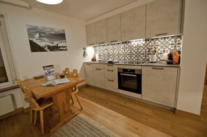 Fridge, oven, stovetop, coffee/tea maker - Haus Bodmen C, Apartment Grünsee (Zermatt)