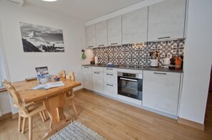 Fridge, oven, stovetop, coffee/tea maker - Haus Bodmen C, Apartment Grünsee (Zermatt)