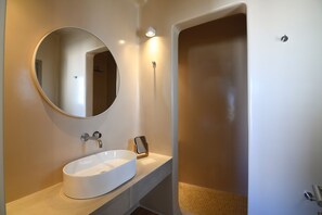 Shower, towels - Santorini - Villa - Sleeps 2 - Pool - Parking (Santorini)
