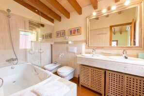 Hair dryer, towels - Charming villa in Crestatx, near Pollensa (Sa Pobla)