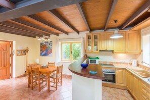 Fridge, microwave, oven, dishwasher - Charming villa in Crestatx, near Pollensa (Sa Pobla)