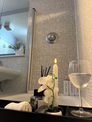 Shower, towels, soap, shampoo - 2Bed Flat • City Centre • Free Parking + City View (Birmingham)