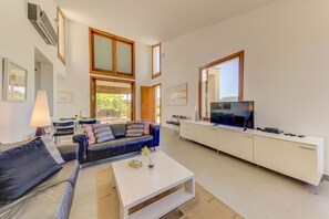 TV - Beautiful villa with mountain views, 5km to beach (Alcúdia)