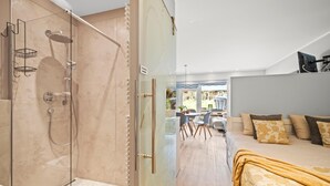 Un baño moderno con ducha envuelta en vidrio, inodoro y lavamanos.
