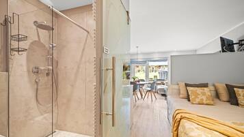 Desk, iron/ironing board, free WiFi