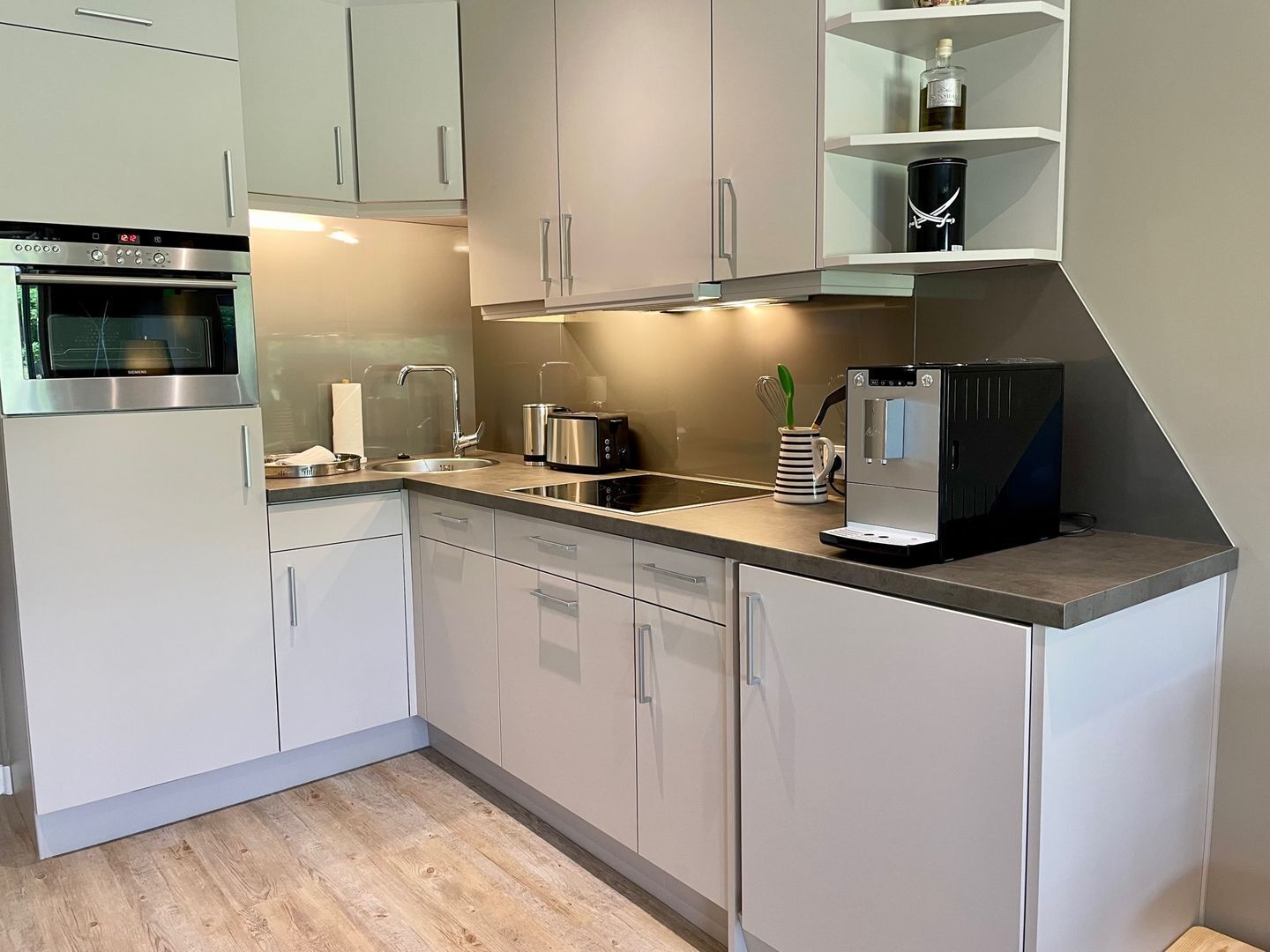 ثلاجة، ميكروويف، فر ن، موقد طهي مسطح