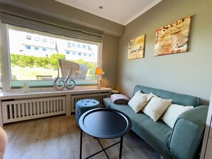 TV - Charming vacation apartment in Haus Kampbarg in Kampen with terrace and sea view (Kampen (Sylt))