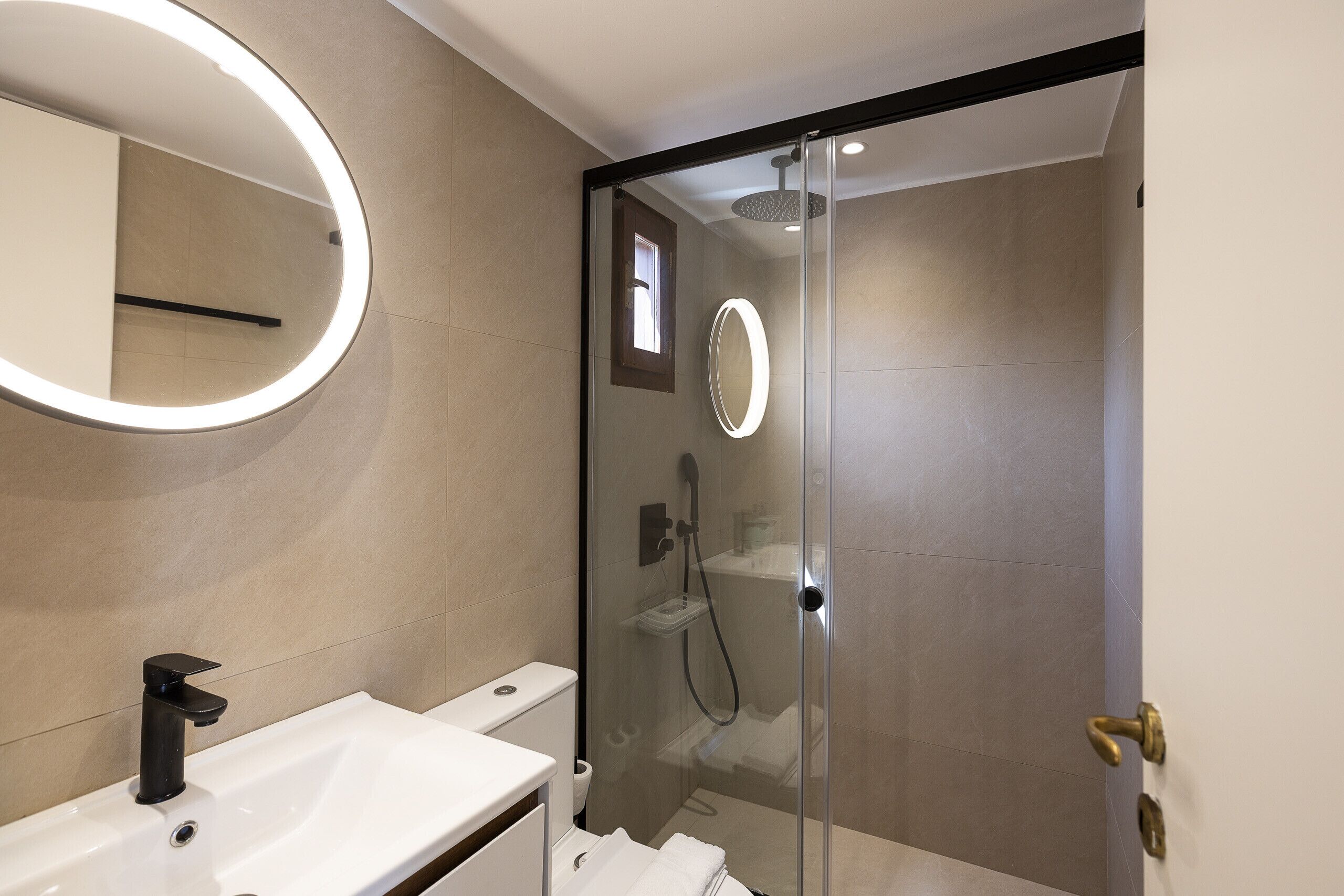 Bruser, hårtørrer, håndklæder, Sæbe