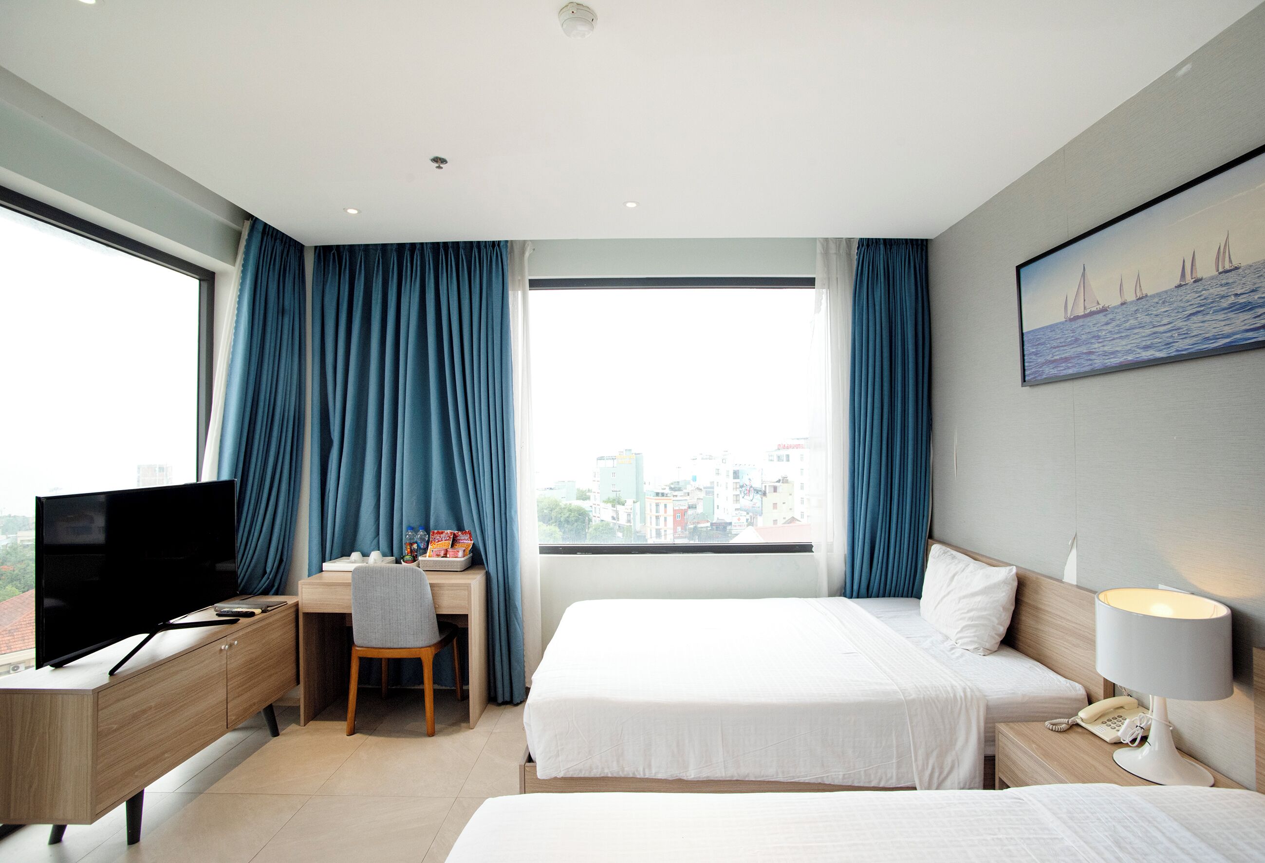 Habitación con 2 camas individuales, vistas a la ciudad | Escritorio, sistema de insonorización, tabla de planchar con plancha