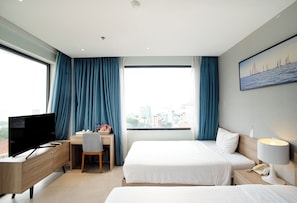 Habitación con 2 camas individuales, vista a la ciudad | Escritorio, insonorización, tabla de planchar con plancha y wifi gratis