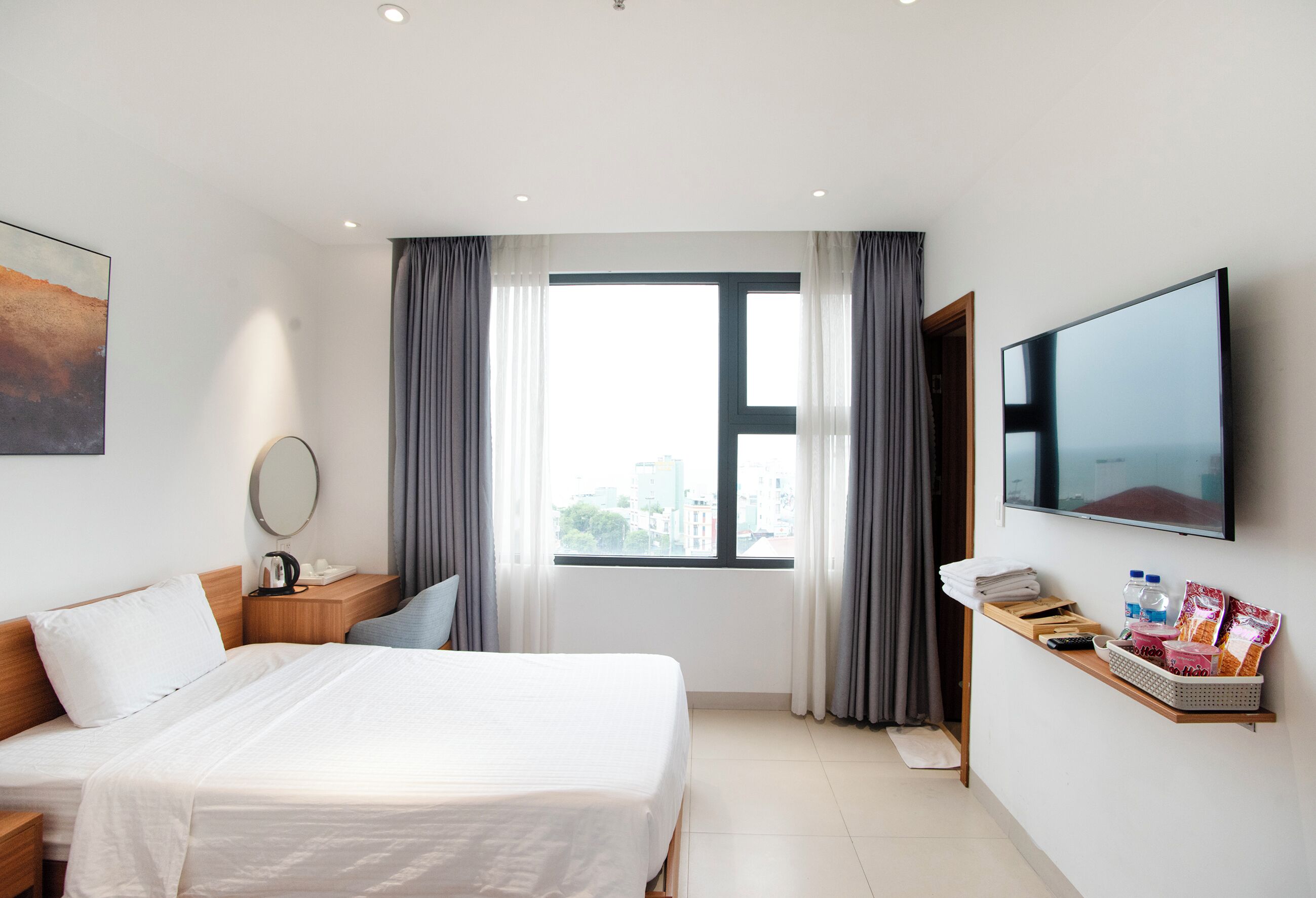Habitación triple Deluxe | Minibar, escritorio, sistema de insonorización