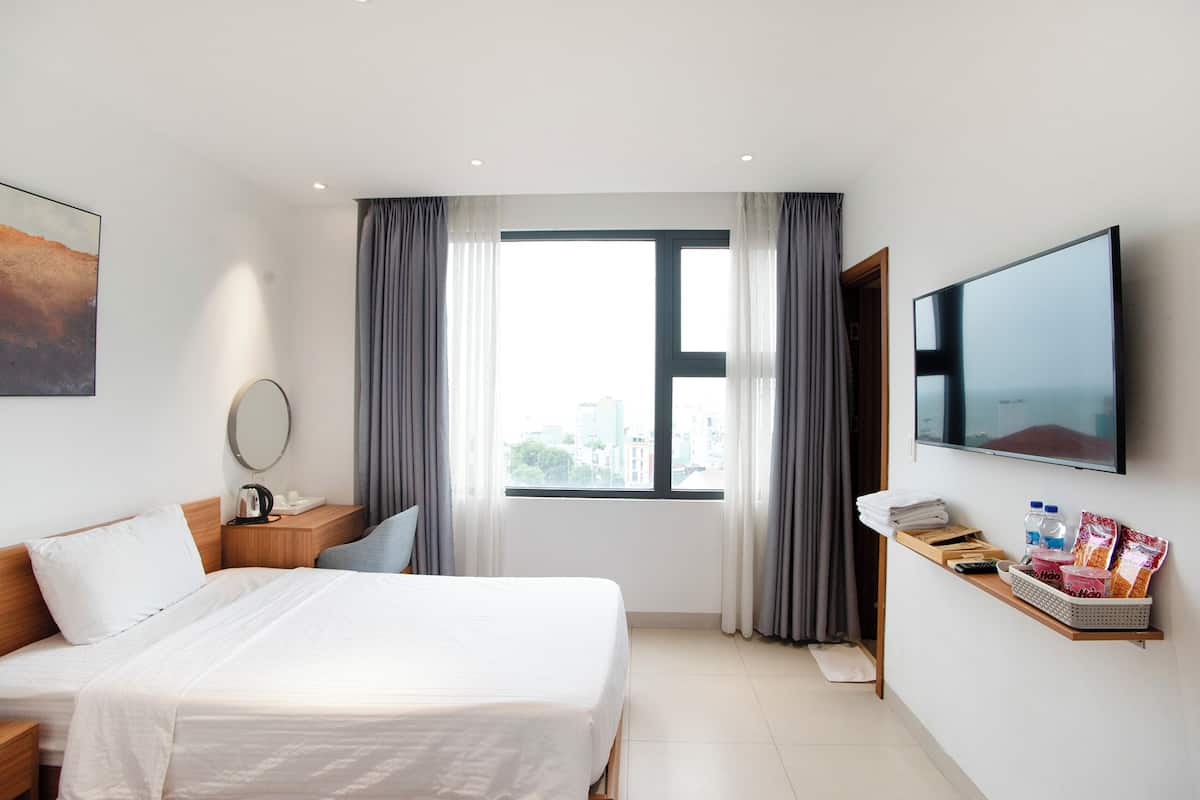 Deluxe Üç Kişilik Oda | Minibar, masa, ses yalıtımı, ütü/ütü masası 