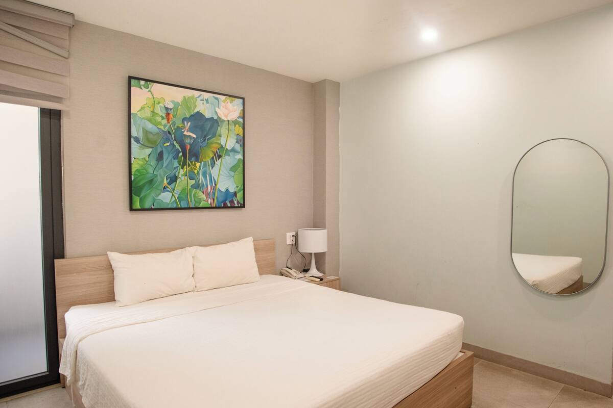 Standard Tek Büyük Yataklı Oda | Minibar, masa, ses yalıtımı, ütü/ütü masası 