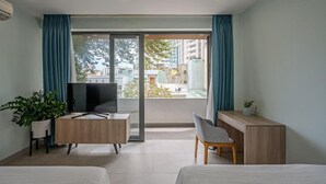 Minibar, skrivebord, lydisolert og strykejern/-brett