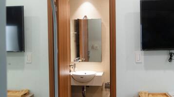 Regadera, amenidades de baño gratuitas, secadora de cabello, pantuflas