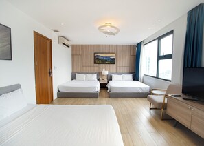Habitación familiar | Minibar, escritorio, sistema de insonorización