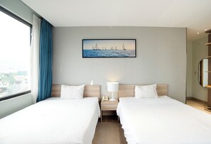 Twin kamer, uitzicht op de stad | Een bureau, geluiddichte muren, een strijkplank/strijkijzer, gratis wifi